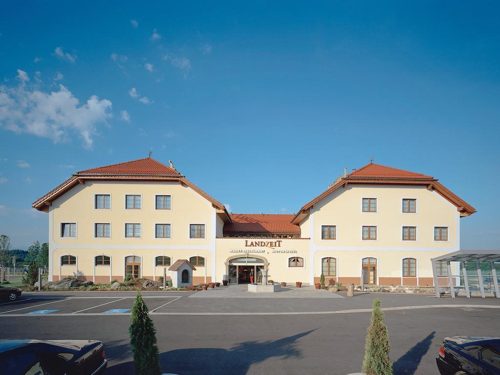 Landzeit Restaurant Voralpenkreuz Hotell Sattledt Eksteriør bilde